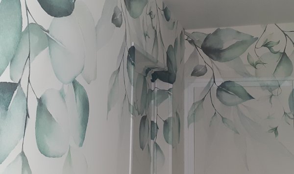 Pose de papier peint à motifs dans un couloir à St Trivier de courtes