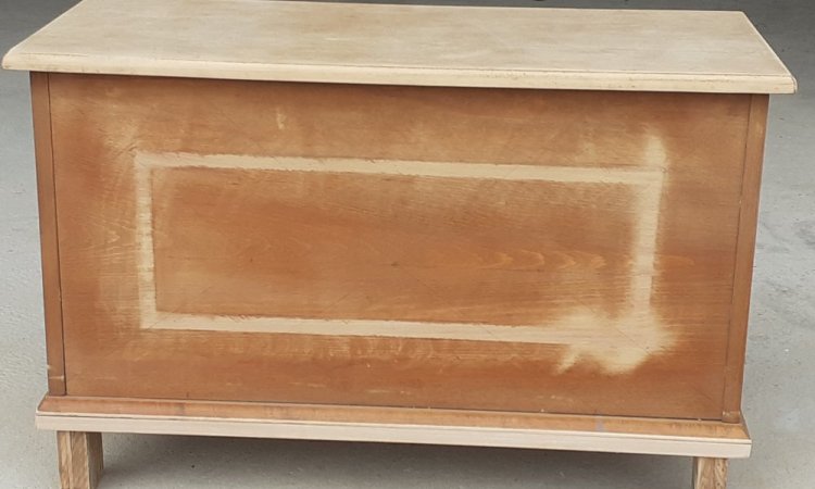 AVANT/ Relooking d'un coffre en bois après aérogommage à St Etienne sur Reyssouze